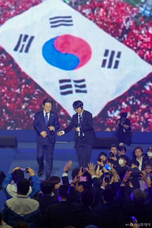 (고양=뉴스1) 안은나 기자 = 이재명 더불어민주당 제21대 대통령선거 후보가 27일 경기 고양시 킨텍스에서 열린 수도권·강원·제주 합동연설회에 참석해 최종 후보로 선출된 뒤 수락 연설을 하기 위해 이동하고 있다. 2025.4.27/뉴스1  Copyright (C) 뉴스1. All rights reserved. 무단 전재 및 재배포,  AI학습 이용 금지. /사진=(고양=뉴스1) 안은나 기자