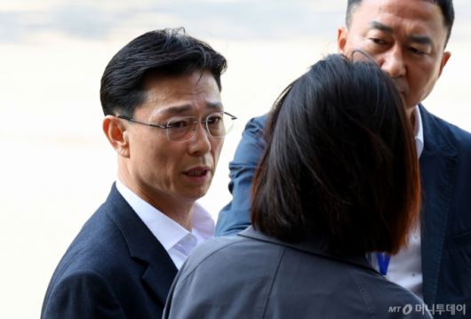 [서울=뉴시스] 박주성 기자 = 고위공직자범죄수사처(공수처)가 해병대 채상병 사망 의혹 사건의 핵심 피의자인 임성근 전 해병대 1사단장의 휴대전화 포렌식 선별작업을 재개하기로 한 30일 오전 임성근 전 사단장이 포렌식 참관 을 위해 경기 과천시 공수처로 출석 전 취재진의 질문에 답하고 있다. 2025.04.30. park7691@newsis.com /사진=