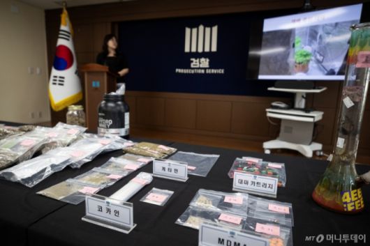 (서울=뉴스1) 유승관 기자 = 서울 서초구 중앙지검에서 열린 다크웹 마약류 판매상 적발 수사결과 브리핑에서 마약류 압수품이 진열돼 있다. 2024.7.26/뉴스1  /사진=(서울=뉴스1) 유승관 기자