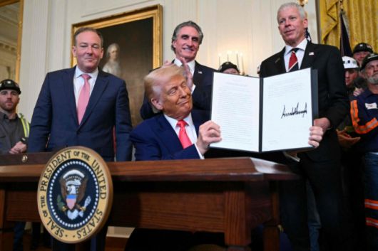 도널드 트럼프 미국 대통령이 지난 8일(현지시간) 워싱턴 백악관에서 열린 석탄 산업을 활성화하는 행정명령에 서명을 한 뒤 들어 보이고 있다. /AFPBBNews=뉴스1