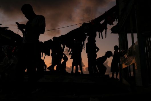 미국행을 포기한 이민자들이 멕시코에서 돌아와 2월 23일(현지 시간) 파나마 카리브해 연안 가르디 수그부드에서 휴식하고 있다. 이들은 다음 날 콜롬비아로 향하는 배를 타기 위해 이곳에서 하룻밤을 보낼 예정이다. 최근 도널드 트럼프 미국 대통령의 이민 정책 강화로 미국행을 시도했던 이민자들 사이에서 본국으로 돌아가는 ‘역류' 현상이 증가하고 있다. /AP=뉴시스