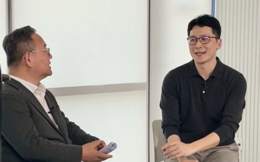 서상덕 S2W 대표(오른쪽)가 서울 디캠프에서 김홍일 케이유니콘인베스트먼트 대표와 인터뷰하고 있다./사진=김성휘