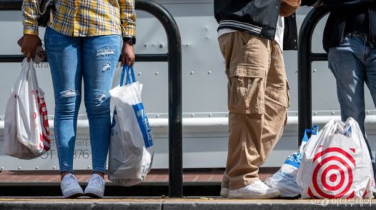 미국 대형할인매장 타깃에서 장을 본 사람들이 매장 밖에서 차를 기다리고 있다.