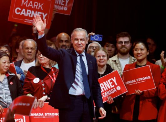 마크 카니 캐나다 총리가 29일(현지시간) 온타리오주 오타와의 자유당 선거 유세 본부에서 지지자들에게 손을 흔들고 있다. /로이터=뉴스1