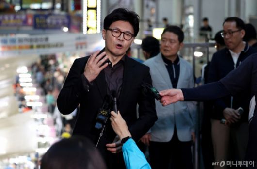 [대구=뉴시스] 이무열 기자 = 한동훈 제21대 대통령 선거 국민의힘 경선 후보가 1일 대구 중구 서문시장에서 이재명 더불어민주당 대통령 후보의 공직선거법 위반 사건에 대한 대법원의 유죄 취지 파기환송 판결과 관련해 취재진의 질문에 답하고 있다. 2025.05.01. lmy@newsis.com /사진=이무열