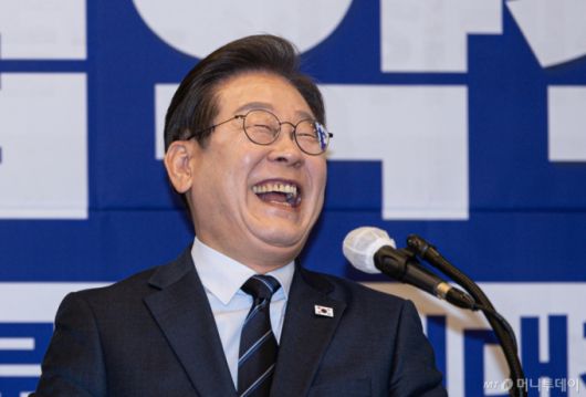 (서울=뉴스1) 이재명 기자 = 이재명 더불어민주당 대통령 후보가 1일 오후 서울 중구 프레스센터에서 열린 한국노총 정책협약식에서 김동명 위원장과 대화 도중 미소를 짓고 있다. 2025.5.1/뉴스1  Copyright (C) 뉴스1. All rights reserved. 무단 전재 및 재배포,  AI학습 이용 금지. /사진=(서울=뉴스1) 이재명 기자