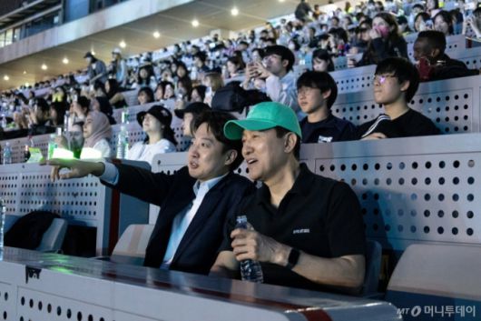 (서울=뉴스1) 김민지 기자 = 오세훈 서울시장과 이준석 개혁신당 대통령 후보가 지난 30일 서울 마포구 상암 월드컵경기장에서 열린 '서울스프링페스타 WONDER SHOW'에서 개막식을 관람하고 있다. (이준석 캠프 제공. 재판매 및 DB금지) 2025.5.1/뉴스1  Copyright (C) 뉴스1. All rights reserved. 무단 전재 및 재배포,  AI학습 이용 금지. /사진=(서울=뉴스1) 김민지 기자