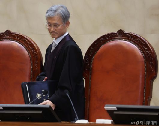 [서울=뉴시스] 사진공동취재단 = 조희대 대법원장을 비롯한 대법관들이 1일 서울 서초구 대법원에서 이재명 더불어민주당 대선 후보의 공직선거법 위반 사건과 관련한 전원합의체 선고를 위해 대심판정에 입장하고 있다. 2025.05.01.