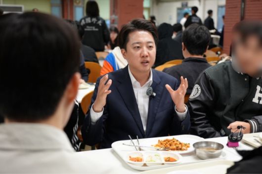 이준석 개혁신당 대통령 선거 후보가 서울 동대문구 한국외대에서 학생들과 학식을 먹으며 정치에 관한 대화를 하는 모습. /사진=개혁신당.