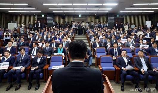 [서울=뉴시스]   1일 오후 서울 여의도 국회에서 열린 더불어민주당 긴급 의원총회에서 참석자들이 박찬대 더불어민주당 대표 직무대행 겸 원내대표의 발언을 경청하고 있다. 2025.05.01