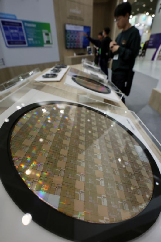 23일 서울 강남구 코엑스에서 열린 ‘제26회 반도체대전(SEDEX)’에 반도체 웨이퍼가 진열돼 있다.  이번 전시는 'AI 반도체와 최첨단 패키지 기술의 융합'이라는 주제로 이날 부터 오는 25일까지 진행된다. 사진은 기사와 연관 없음. /사진=뉴스1.