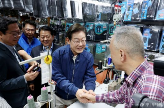 [연천=뉴시스] 조성우 기자 = 골목골목 경청투어에 나선 이재명 더불어민주당 대선후보가 1일 오후 경기도 연천군 전곡읍 인근에서 상인과 인사를 나누고 있다. 2025.05.01. xconfind@newsis.com /사진=조성우