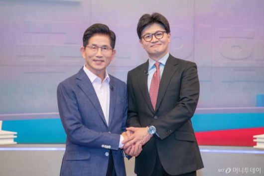 김문수(왼쪽), 한동훈 제21대 대통령 선거 국민의힘 경선 후보가 30일 오후 서울 중구 TV조선 스튜디오에서 열린 TV토론에 앞서 기념촬영을 하고 있다. 2025.04.30. /사진=뉴시스 /사진=