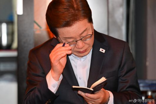 (서울=뉴스1) 이재명 기자 = 이재명 더불어민주당 대통령 후보가 1일 서울 종로구의 한 음식점에서 열린 비전형 노동자 간담회에서 참석자들의 발언을 메모하고 있다. (공동취재) 2025.5.1/뉴스1  Copyright (C) 뉴스1. All rights reserved. 무단 전재 및 재배포,  AI학습 이용 금지. /사진=(서울=뉴스1) 이재명 기자