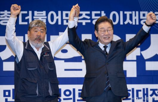 (서울=뉴스1) 이재명 기자 = 이재명 더불어민주당 대통령 후보와 김동명 한국노총 위원장(총괄선거대책위원장)이 1일 오후 서울 중구 프레스센터에서 열린 한국노총 정책협약식에서 협약서에 서명한 후 기념 촬영을 하고 있다. 2025.5.1/뉴스1  Copyright (C) 뉴스1. All rights reserved. 무단 전재 및 재배포,  AI학습 이용 금지. /사진=(서울=뉴스1) 이재명 기자