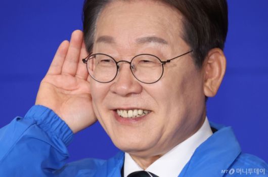 [서울=뉴시스] 조성봉 기자 = 이재명 더불어민주당 대선후보가 30일 오후 서울 여의도 국회 의원회관에서 열린 제21대 대통령선거 '진짜 대한민국' 중앙선거대책위원회 출범식에서 국민의 목소리를 경청한다는 의미의 포즈를 취하고 있다. 2025.04.30. suncho21@newsis.com /사진=조성봉