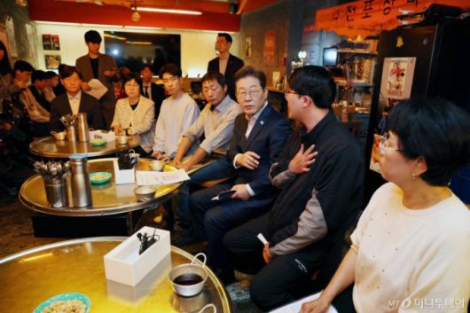 [서울=뉴시스] 조성우 기자 = 이재명 더불어민주당 대선후보가 1일 오후 서울 종로구의 한 포장마차에서 배달라이더, 택배기사 등 비(非)전형 노동자들과 간담회를 하고 있다. (공동취재) 2025.05.01. photo@newsis.com /사진=