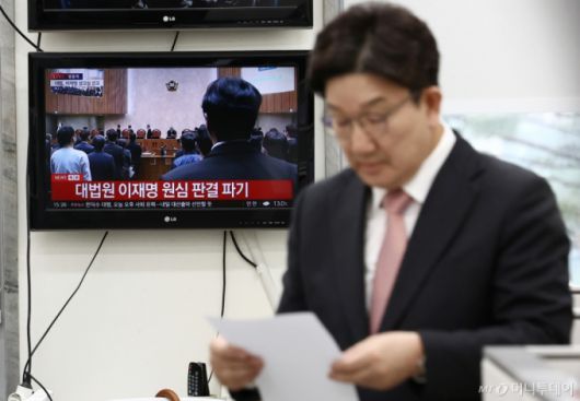 이재명 더불어민주당 대통령 후보의 공직선거법 위반 사건에 대해 대법원이 유죄 취지 파기환송 판결을 내린 가운데 1일 서울 여의도 국회에서 권성동 국민의힘 원내대표가 나서고 있다./사진=뉴스1