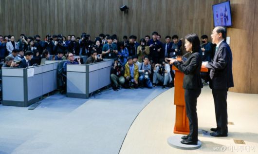 한덕수 전 국무총리가 2일 오전 서울 여의도 국회 소통관에서 '국민께 드리는 약속'을 주제로 제21대 대통령 선거 출마를 선언하고 있다. 2025.5.2/사진=뉴스1 /사진=(서울=뉴스1) 안은나 기자