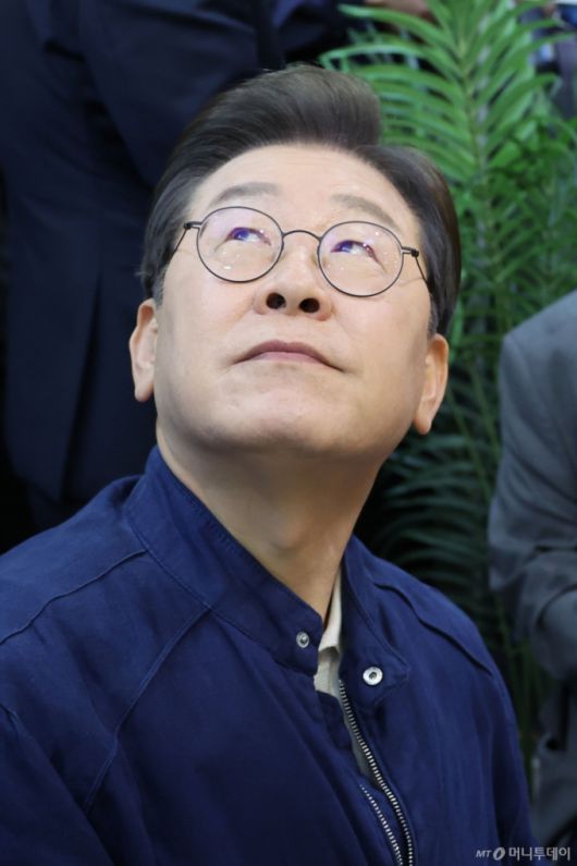 [포천=뉴시스] 조성우 기자 = 이재명 더불어민주당 대선후보가 1일 오후 경기 포천시 신읍사거리 인근서 골목골목 경청투어를 열고 잠시 생각에 잠겨 있다. 2025.05.01. xconfind@newsis.com /사진=조성우