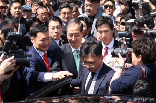 한덕수 전 국무총리가 2일 오전 서울 여의도 국회 소통관에서 대선출마 선언 기자회견을 마치고 차량에 오르고 있다. 2025.05.02. /사진=뉴시스 /사진=조성봉