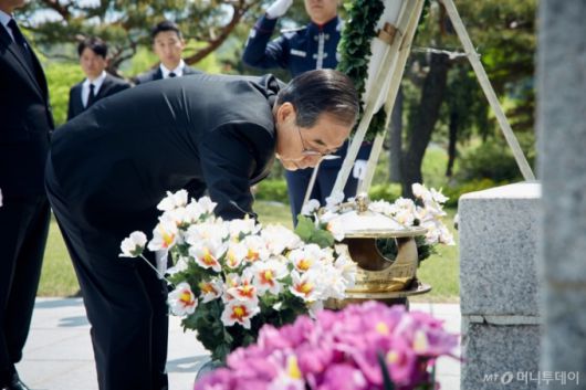 대선 출마를 선언한 한덕수 전 국무총리가 2일 서울 동작구 국립서울현충원을 찾아 학도의용군 무명용사탑을 참배하고 있다. (한덕수 캠프 제공, 재판매 및 DB 금지) 2025.5.2/사진=뉴스1 /사진=(서울=뉴스1)