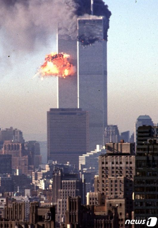 미국 뉴욕주 맨하튼 소재 제2세계무역센터가 유나이티드항공 175편과 충돌해 불길에 휩싸이고 있다. 2001.09.11 (C) AFP=뉴스1