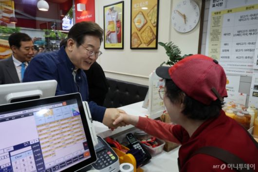 [포천=뉴시스] 조성우 기자 = 이재명 더불어민주당 대선후보가 1일 오후 경기 포천시 신읍사거리 인근서 골목골목 경청투어를 열고 상인들과 인사하고 있다. 2025.05.01. xconfind@newsis.com /사진=조성우