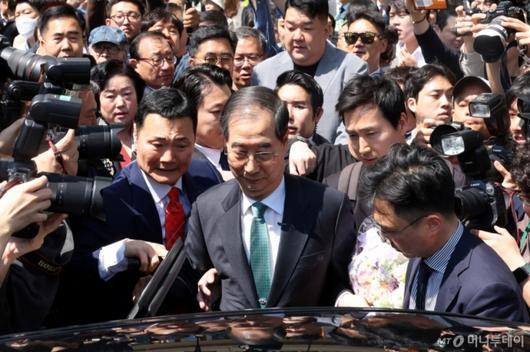 한덕수 전 국무총리가 2일 오전 서울 여의도 국회 소통관에서 대선출마 선언 기자회견을 마치고 차량에 오르고 있다. 2025.05.02. /사진=뉴시스 /사진=조성봉