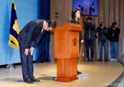 한덕수 전 국무총리가 2일 오전 서울 여의도 국회 소통관에서 '국민께 드리는 약속'을 주제로 제21대 대통령 선거 출마를 선언한 뒤 인사하고 있다. 2025.5.2/사진=뉴스1 /사진=(서울=뉴스1) 안은나 기자