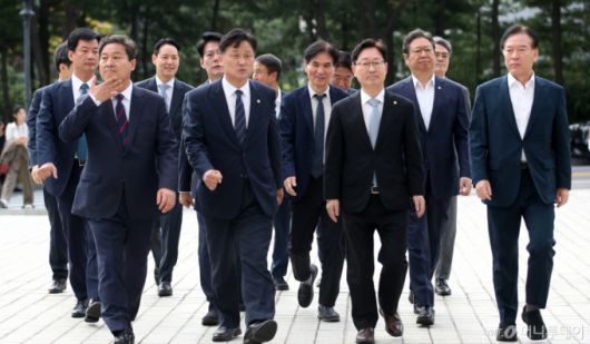 (서울=뉴스1) 오대일 기자 = 더불어민주당 전정권정치탄압대책위원회 김영진 위원장과 의원들이 27일 오전 문재인 전 대통령 검찰 수사 중단을 요청하기 위해 서울 서초구 대검찰청을 항의 방문하고 있다.  참석 의원들은 이 자리에서 검찰이 문 전 대통령 가족과 주변에 마구잡이식 압수수색과 별건 수사, 피의사실 공표를 하고 있다며 심우정 검찰총장이 이런 행태를 바로잡아야 한다고 주장했다. 2024.9.27/뉴스1  Copyright (C) 뉴스1. All rights reserved. 무단 전재 및 재배포,  AI학습 이용 금지. /사진=(서울=뉴스1) 오대일 기자