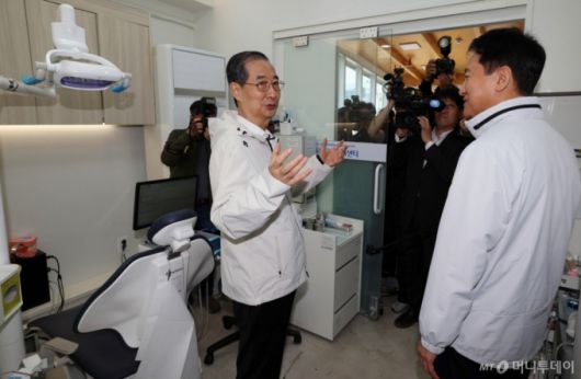 제21대 대통령 선거에 출마한 한덕수 전 총리가 2일 서울 종로구 주민공동시설 '새뜰집' 에서 오세훈 서울시장과 대화를 하고 있다. (공동취재) 2025.5.2/사진=뉴스1  /사진=(서울=뉴스1) 김명섭 기자