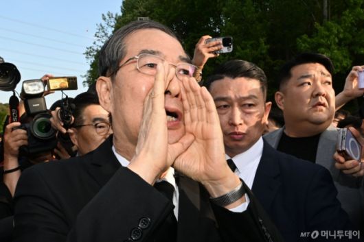 한덕수 전 국무총리가 2일 오후 광주 북구 운정동 국립5·18민주묘지에서 오월 영령을 향한 참배에 나서던 중 참배를 반대하는 광주시민들에 가로막혀 돌아선 뒤 시민들을 향해 읍소하고 있다. 2025.05.02. /사진=뉴시스 /사진=