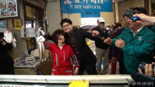 (안동=뉴스1) 신성훈 기자 = 한동훈 국민의힘 대선 경선 후보가 1일 오전 경북 안동 중앙 신시장을 방문해 시민을 만나고 있다. 2025.5.1/뉴스1  Copyright (C) 뉴스1. All rights reserved. 무단 전재 및 재배포,  AI학습 이용 금지. /사진=(안동=뉴스1) 신성훈 기자