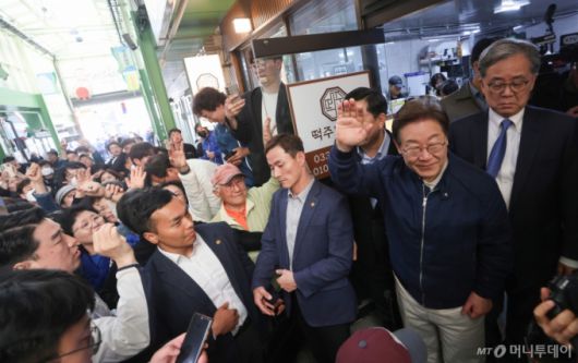 (인제=뉴스1) 이재명 기자 = '골목골목 경청투어 : 접경벨트편'에 나선 이재명 더불어민주당 대통령 후보가 2일 오후 강원 인제군 북면 원통시장에서 시민들을 향해 인사하고 있다. (공동취재) 2025.5.2/뉴스1  Copyright (C) 뉴스1. All rights reserved. 무단 전재 및 재배포,  AI학습 이용 금지. /사진=(인제=뉴스1) 이재명 기자