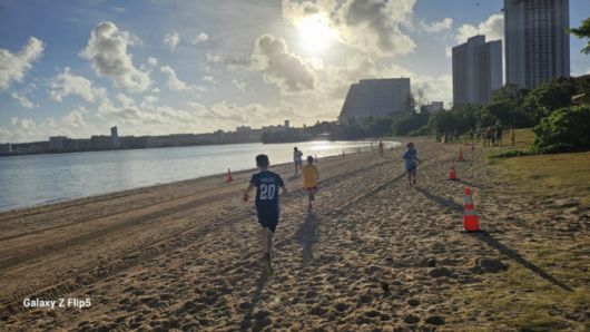 마라톤은 결국 자신과의 싸움이지만, 가족 등 누군가의 응원과 환호가 필요한 '상생'과 '공존'의 장이다. /괌=김고금평 기자