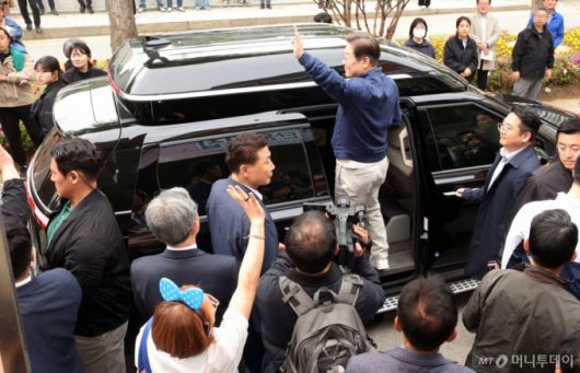 (화천=뉴스1) 이재명 기자 = '골목골목 경청투어 : 접경벨트편'에 나선 이재명 더불어민주당 대통령 후보가 2일 오후 강원 화천군에 위치한 경로당을 찾아 어르신들과 대화를 마친 후 지지자들을 향해 인사하고 있다. (공동취재) 2025.5.2/뉴스1  Copyright (C) 뉴스1. All rights reserved. 무단 전재 및 재배포,  AI학습 이용 금지. /사진=(화천=뉴스1) 이재명 기자