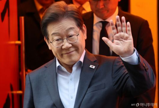 [서울=뉴시스] 조성우 기자 = 이재명 더불어민주당 대선후보가 1일 오후 서울 종로구의 한 포장마차에서 열린 비전형 노동자 간담회를 마치고 나오며 손을 들어 보이고 있다. 대법원 전원합의체는 이날 이 후보에게 무죄를 선고한 원심 판결을 파기하고 사건을 서울고법으로 돌려보냈다. (공동취재) 2025.05.01. photo@newsis.com /사진=