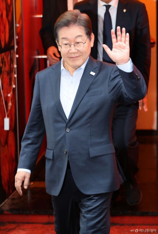 (서울=뉴스1) 이재명 기자 = 이재명 더불어민주당 대통령 후보가 1일 서울 종로구의 한 포차 식당에서 '당신의 하루를 만드는, 보이지 않는 영웅들'이란 주제로 열린 배달 라이더, 택배 기사 등 비(非)전형 노동자들과 간담회를 마친 뒤 나서며 손인사를 하고 있다. (공동취재) 2025.5.1/뉴스1  Copyright (C) 뉴스1. All rights reserved. 무단 전재 및 재배포,  AI학습 이용 금지. /사진=(서울=뉴스1) 이재명 기자