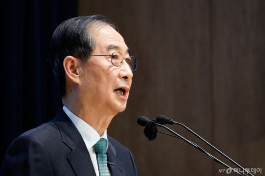 (서울=뉴스1) 안은나 기자 = 한덕수 전 국무총리가 2일 오전 서울 여의도 국회 소통관에서 '국민께 드리는 약속'을 주제로 제21대 대통령 선거 출마를 선언하고 있다. 2025.5.2/뉴스1  Copyright (C) 뉴스1. All rights reserved. 무단 전재 및 재배포,  AI학습 이용 금지. /사진=(서울=뉴스1) 안은나 기자