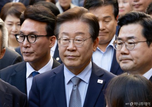 [서울=뉴시스] 황준선 기자 = 이재명 더불어민주당 대표가 15일 서울 서초구 서울중앙지방법원에서 열린 공직선거법 위반 사건 관련 1심 선고 재판에서 징역 1년에 집행유예 2년을 선고받은 뒤 법원을 나서고 있다. 2024.11.15. hwang@newsis.com /사진=황준선