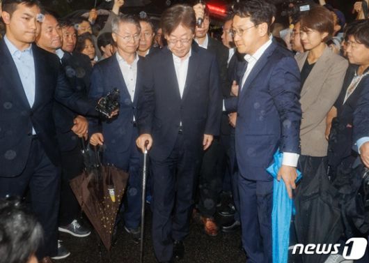 (의왕=뉴스1) 김진환 기자 = 백현동 개발 특혜 및 쌍방울 대북송금 의혹과 관련한 구속 전 피의자 심문(영장실질심사)이 기각된 이재명 더불어민주당 대표가 27일 새벽 경기 의왕시 서울구치소를 나서고 있다. (공동취재) 2023.9.27/뉴스1