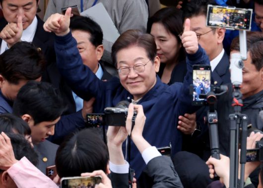 [연천=뉴시스] 조성우 기자 = 골목골목 경청투어에 나선 이재명 더불어민주당 대선후보가 1일 오후 경기도 연천군 전곡읍 인근에서 시민들에게 인사를 하고 있다. 2025.05.01. xconfind@newsis.com /사진=조성우