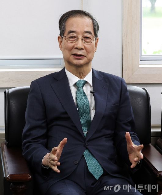 한덕수 무소속 대선 예비후보가 3일 오후 서울 영등포구 헌정회에서 정대철 헌정회장을 예방하며 인사말을 하고 있다. 2025.5.3/사진=뉴스1 /사진=(서울=뉴스1) 오대일 기자