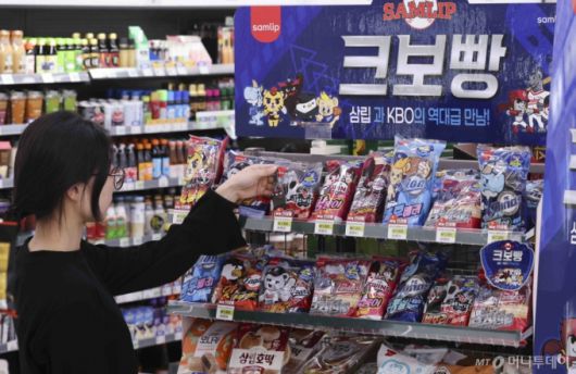 [서울=뉴시스] 김근수 기자 = 20일 서울 시내의 한 편의점에 크보빵을 판매하고 있다.   SPC삼립이 프로야구 개막을 맞아 한국야구위원회(KBO), 한국프로야구선수협회와 협업한 '크보빵'(KBO빵)을 출시한다고 19일 밝혔다. 삼립은 프로야구 10개 구단 중 롯데자이언츠를 제외하고 구단별로 제품을 선보인다. 롯데자이언츠는 롯데웰푸드가 브랜드로 제빵 사업을 하고 있다. 2025.03.20. ks@newsis.com /사진=김근수