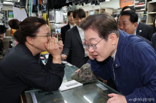 (화천=뉴스1) 이재명 기자 = '골목골목 경청투어 : 접경벨트편'에 나선 이재명 더불어민주당 대통령 후보가 2일 오후 강원 화천군 화천공영버스터미널 인근에 위치한 군장점에서 상인과 대화를 하고 있다. (공동취재) 2025.5.2/뉴스1  Copyright (C) 뉴스1. All rights reserved. 무단 전재 및 재배포,  AI학습 이용 금지. /사진=(화천=뉴스1) 이재명 기자