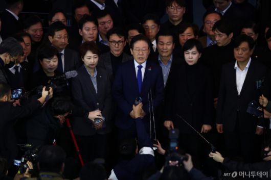 (서울=뉴스1) 김민지 기자 = 윤석열 대통령이 비상계엄령을 선포한 가운데 4일 새벽 서울 여의도 국회 로텐더홀에서 이재명 더불어민주당 대표 등 의원들이 비상계엄 해제 요구 결의안 통과 후 입장을 발표하고 있다. 2024.12.4/뉴스1  Copyright (C) 뉴스1. All rights reserved. 무단 전재 및 재배포,  AI학습 이용 금지. /사진=(서울=뉴스1) 김민지 기자