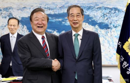 대선 출마를 선언한 한덕수 전 국무총리가 3일 오후 서울 영등포구 여의도 국회 헌정기념관에서 정대철 헌정회장을 예방해 기념촬영을 하고 있다. 2025.05.03. /사진=뉴시스 /사진=추상철