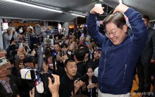 [고성=뉴시스] 민심을 청취하는 '경청 투어'에 나선 이재명 더불어민주당 대선후보가 2일 오후 강원도 고성군 거진전통시장에서 상인들과 주민들에게 하트를 만들어 보이고 있다. 2025.05.02.