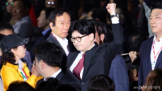 (고양=뉴스1) 이광호 기자 = 국민의힘 한동훈 대선 경선 후보가  3일 오후 경기 고양시 킨텍스에서 열린 제5차 전당대회에 입장하며 인사하고 있다. (공동취재) 2025.5.3/뉴스1  Copyright (C) 뉴스1. All rights reserved. 무단 전재 및 재배포,  AI학습 이용 금지. /사진=(고양=뉴스1) 이광호 기자